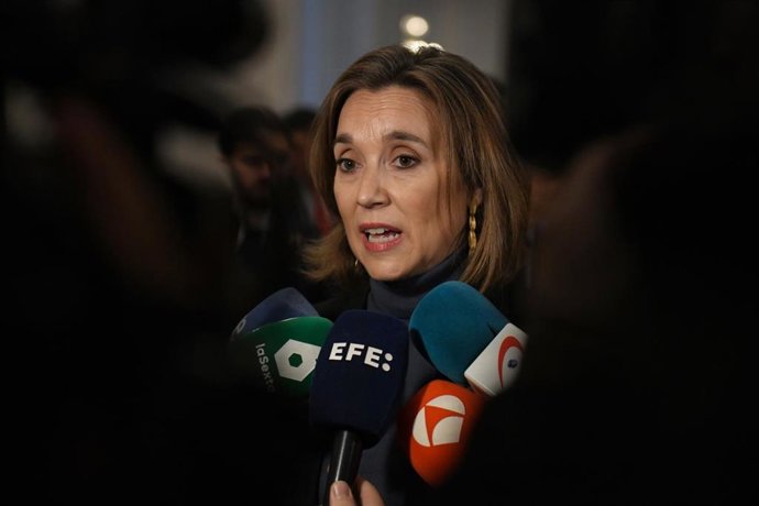 La secretaria del PP, Cuca Gamarra, atiende a los medios a su llegada a un desayuno informativo de Nueva Economía Fórum, a 4 de marzo de 2025, en Madrid (España).