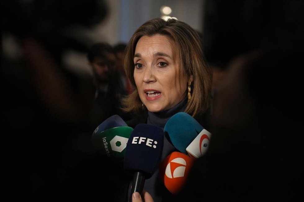 La secretaria del PP, Cuca Gamarra, atiende a los medios a su llegada a un desayuno informativo de Nueva Economía Fórum, a 4 de marzo de 2025, en Madrid (España).
