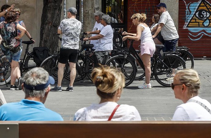 Archivo - Varios turistas recorren la ciudad, a 28 de mayo de 2024, en Valencia, Comunidad Valenciana (España). La alcaldesa de Valencia ha anunciado hoy que aplicará en el conjunto de la ciudad la suspensión cautelar de licencias para apartamentos de uso