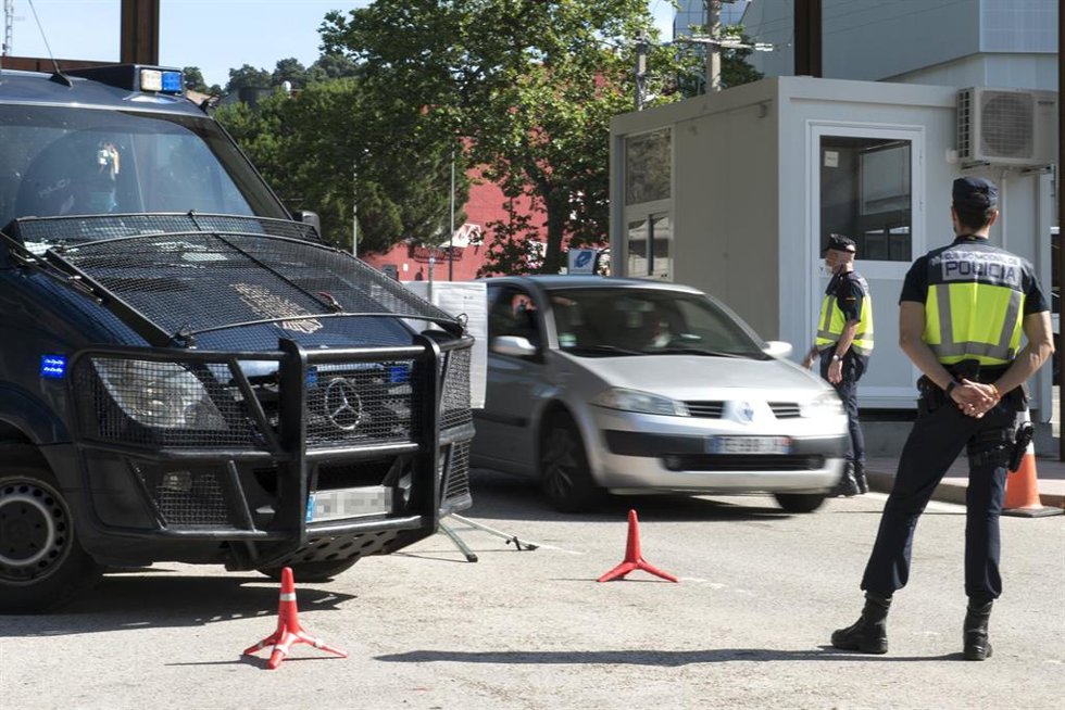 Archivo - Dos agentes de la Policía Nacional controlan la frontera de La Junquera, en Girona