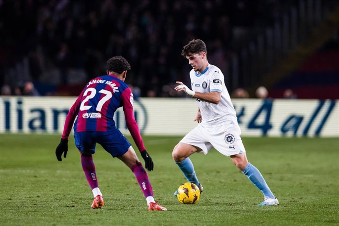 Archivo - Miguel Gutiérrez ante Lamine Yamal en el FC Barcelona-Girona FC de LaLiga EA Sports 24-25