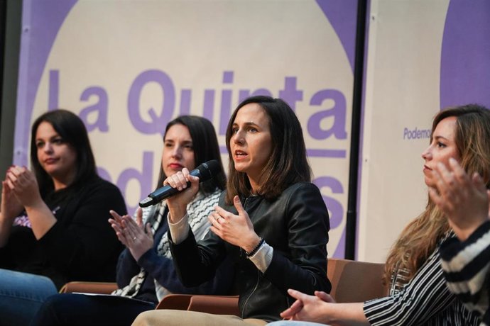 (I-2D) La eurodiputada, Irene Montero, la secretaria general de Podemos, Ione Belarra, y la coordinadora de Podem País Valencià María Teresa Pérez, durante un acto en el Jardín Botánico, a 2 de marzo de 2024, en Valencia, Comunidad Valenciana (España)