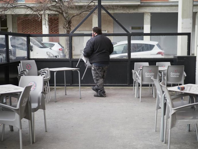 Archivo - Mesas vacías en una terraza de Pamplona