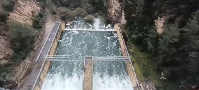 La presa de Ulldecona vierte por aliviadero