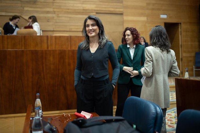 La portavoz de Más Madrid en la Asamblea de Madrid, Manuela Bergerot, durante un pleno en la Asamblea de Madrid, a 6 de febrero de 2025, en Madrid (España). 