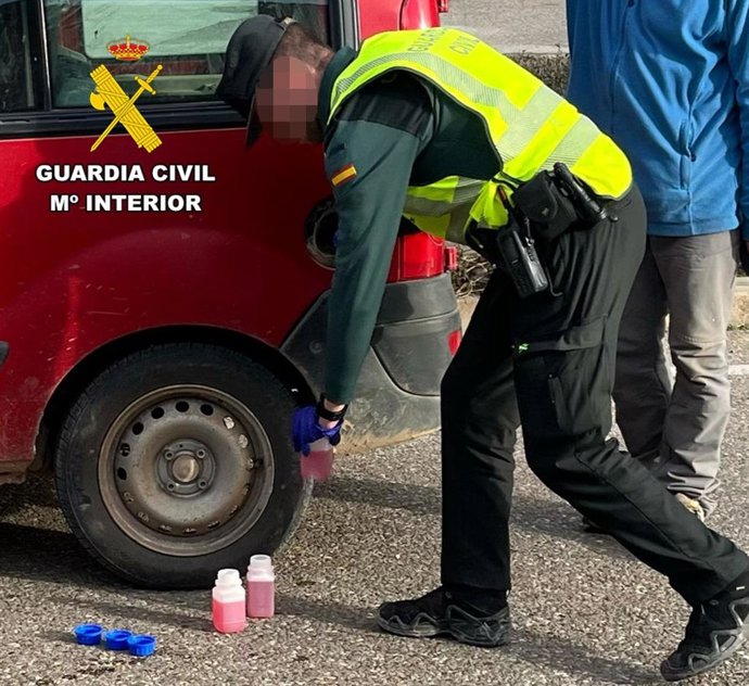 Un Guardia Civil revisa el combustible de una de las furgonetas en un control en Burgos
