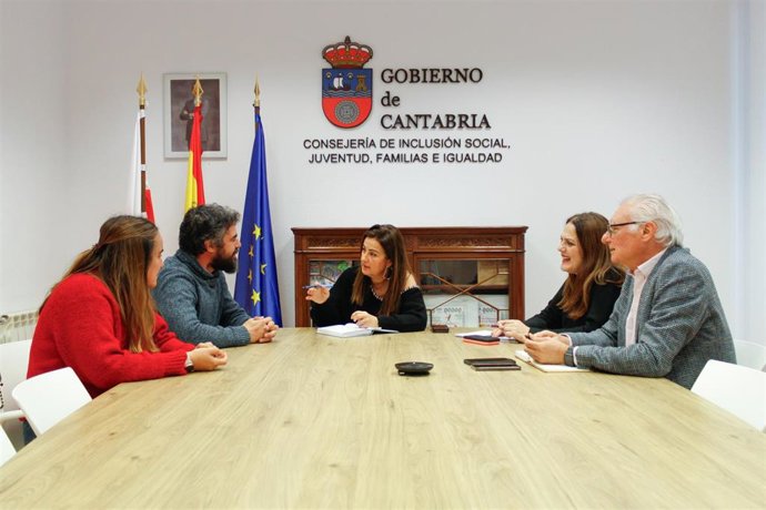 La consejera de Inclusión Social, Juventud, Familias e Igualdad, Begoña Gómez del Río, se reúne con la Asociación Autismo Cantabria APTACAN