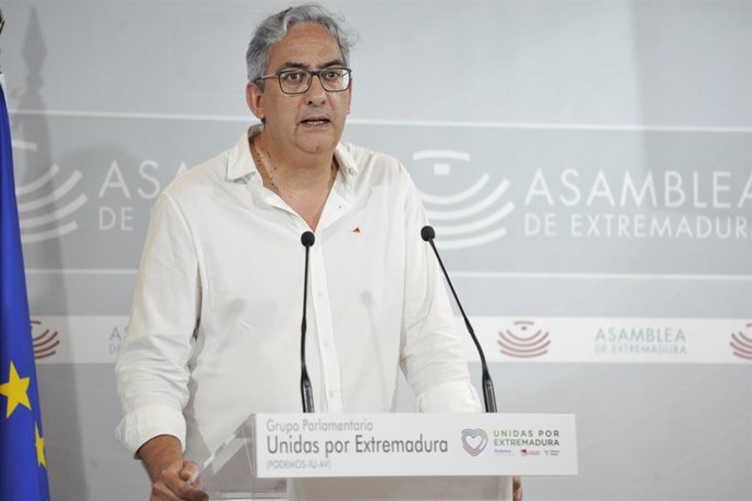 Archivo - Imagen de archivo del diputado de Unidas por Extremadura Joaquín Macías en rueda de prensa
