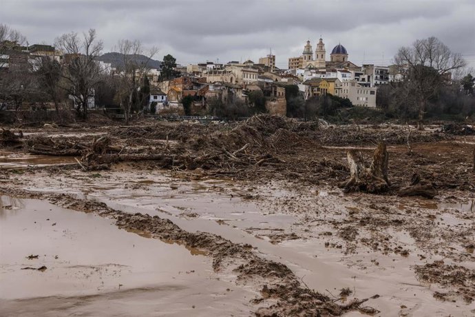 Efectivos de emergencias durante la crecida del río Turia en Riba-roja de Túria