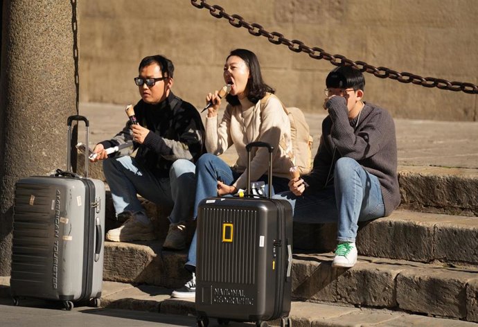 Archivo - Turistas por las calles de Sevilla en enero con temperaturas primaverales, a 24 de enero de 2024, Sevilla, Andalucía (España). Imagen de archivo.