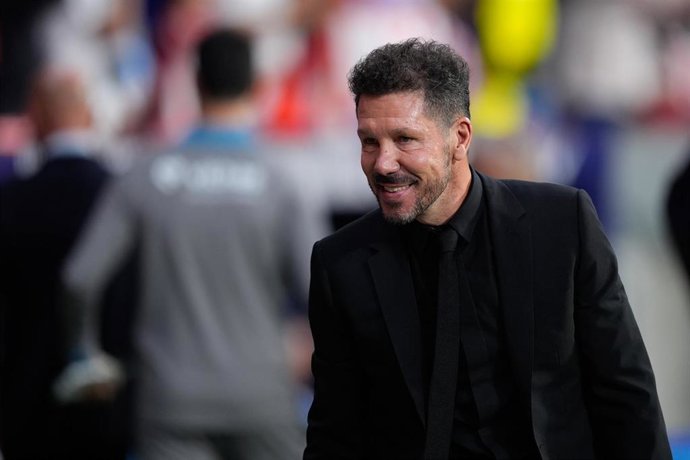 Archivo - El entrenador del Atlético de Madrid, Diego Pablo Simeone, ante el Real Madrid en LaLiga EA Sports 2024-2025.