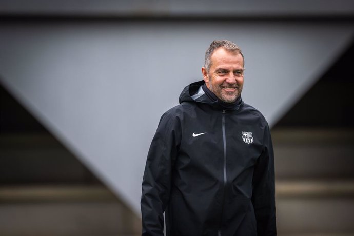Hansi Flick, técnico do FC Barcelona, em treinamento.