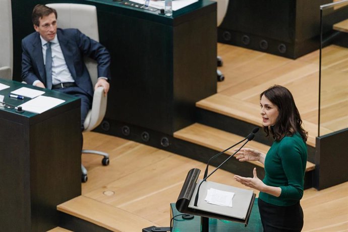 La jefa de la oposición del Ayuntamiento de Madrid y portavoz del grupo municipal de Más Madrid, Rita Maestre, y el alcalde de Madrid, José Luis Martínez Almeida, intervienen durante una sesión ordinaria del Pleno municipal, en el Palacio de Cibeles, a 25