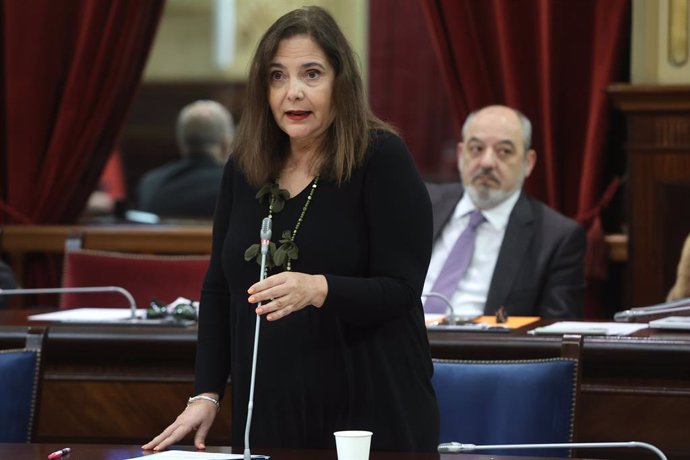 A Ministra da Saúde, Manuela García, durante uma sessão plenária no Parlamento das Baleares, em 4 de fevereiro de 2025, em Palma de Mallorca, Mallorca, Ilhas Baleares (Espanha). Uma Proposta de Lei (PNL) do PP que insta o governo central a reconhecer que 