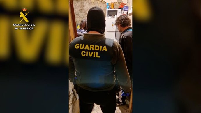 Agentes de la Guardia Civil durante el registro de la vivienda de Santa Olalla del Cala (Huelva) en la que se vendía droga.