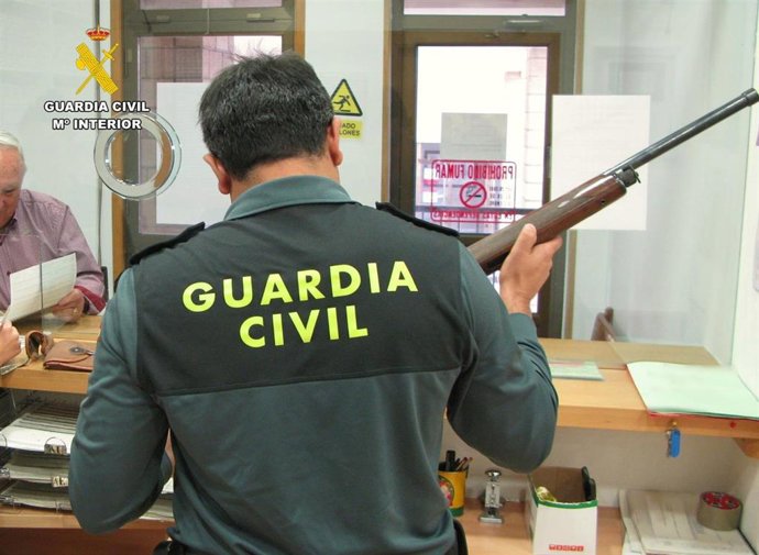 Inspección de un arma en la Intervención de Armas y Explosivos de la Guardia Civil de Santander