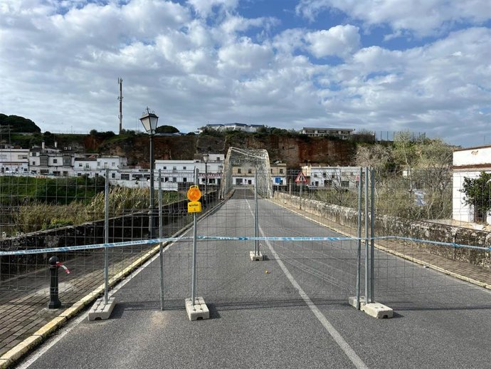 El puente de San Miguel en Arcos, cerrado al tráfico desde diciembre tras sufrir daños en su estructura de hierro.