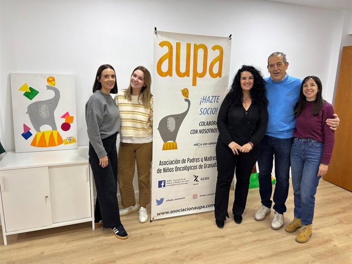 La diputada provincial de Bienestar Social, Igualdad y Familia de Granada, Elena Duque, ha visitado el estado final de las obras de un inmueble que la institución provincial ha cedido a la Asociación de Madres y Padres de Niños Oncológicos (AÚPA)