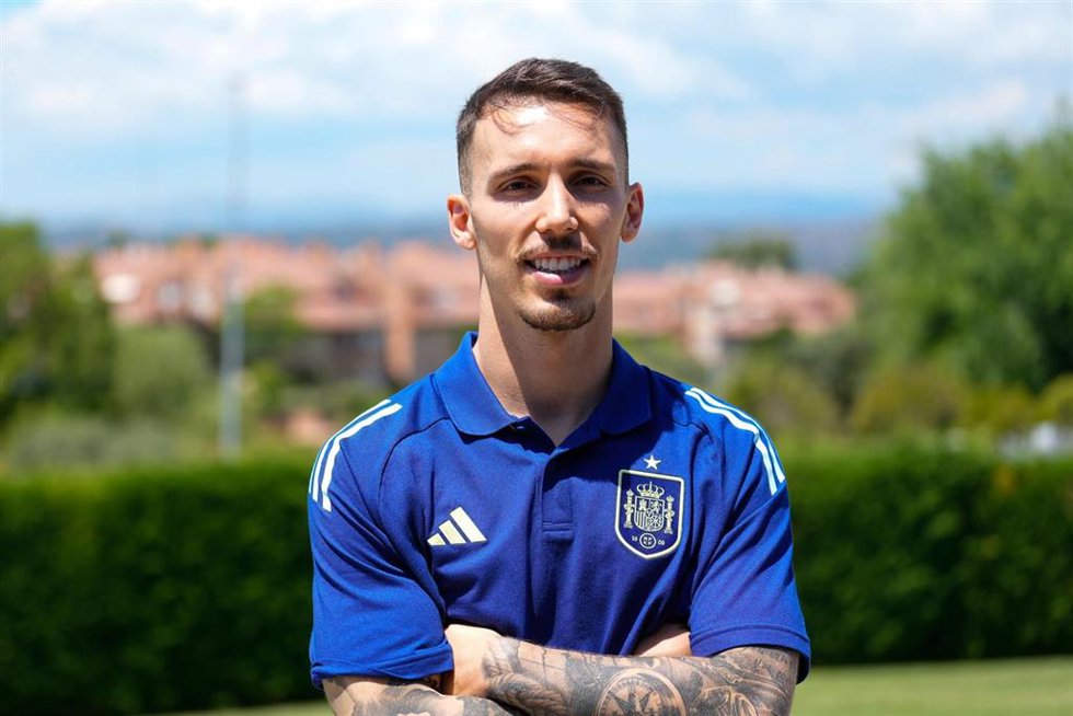 Archivo - El jugador de la selección española de y el Bayer Leverkusen Alejandro Grimaldo posa para Europa Press.