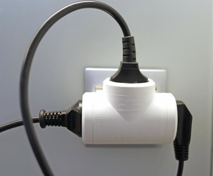 Archivo - Varios cables conectados a un 'ladrón' en un enchufe, a 28 de octubre de 2021, en Madrid (España).