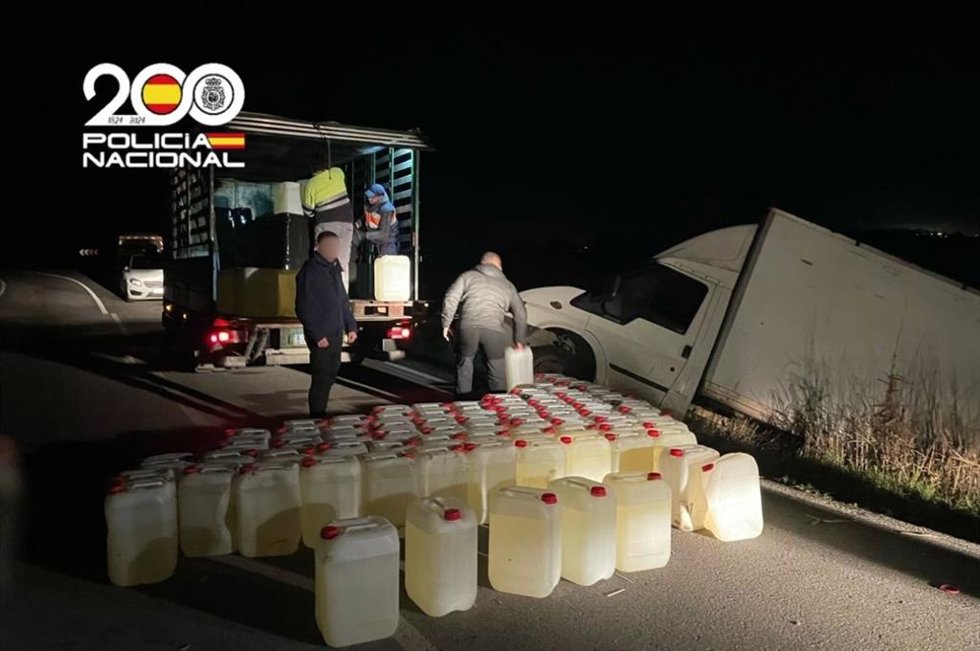 Garrafas de gasolina incautadas en una operación en el río Guadalete, en la provincia de Cádiz