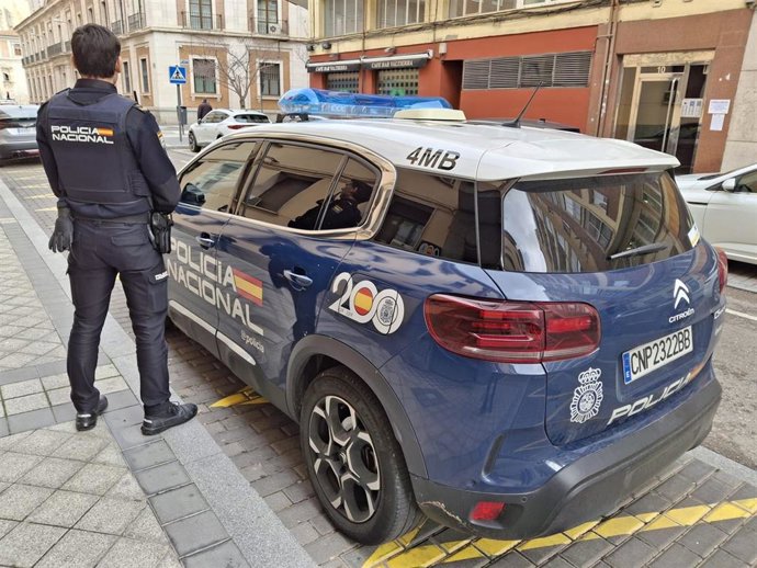 Policía y bomberos logran rescatar en Valladolid a una pareja de un incendio en su vivienda.