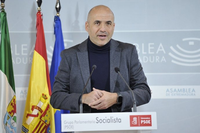 El portavoz adjunto del Grupo Socialista en la Asamblea, Juan Ramón Ferreira, en rueda de prensa para valorar los datos de paro en febrero