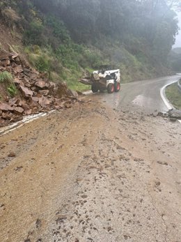 Trabajos en una carretera de la Serranía de Ronda afectada por las lluvias