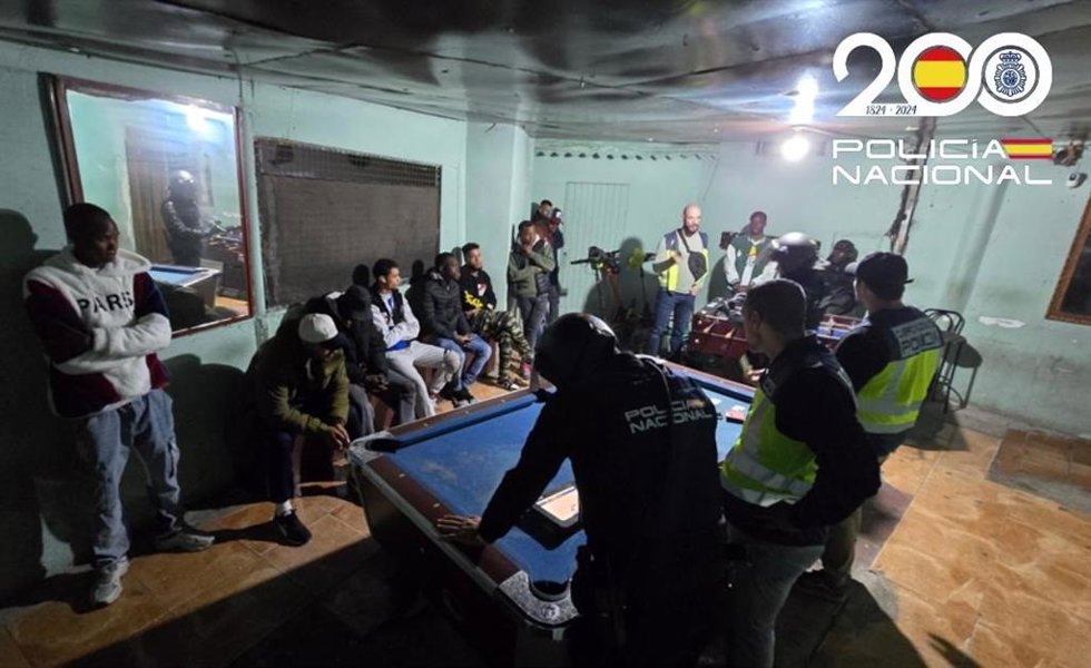 Agentes de la Policía Nacional durante la operación 'Helloween' en Níjar (Almería).