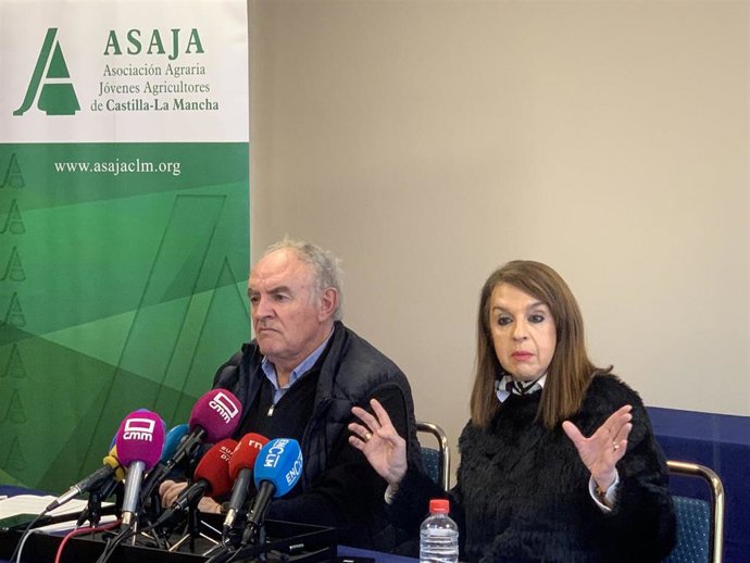 El presidente de Asaja en Castilla-La Mancha, José María Fresneda, y la presidenta de Asaja en Toledo, Blanca Corroto