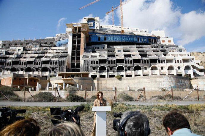 La vicepresidenta primera y ministra de Hacienda, María Jesús Montero, interviene durante la rueda de prensa frente al hotel ilegal  de El Algarrobico. A 10 de febrero de 2025, en Carboneras, Almería (Andalucía, España). (Foto de archivo).