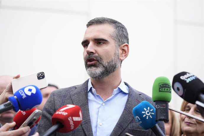 O conselheiro Fernández-Pacheco conversa com jornalistas em Jerez.