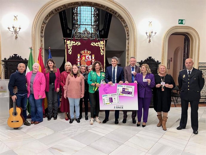 El delegado de la ONCE en Andalucía, Cristóbal Martínez y la directora en Granada, Carmen Aguilera, han presentado la imagen del cupón del 8M al delegado del Gobierno en Andalucía, Pedro Fernández, y al subdelegado en Granada, Antonio Montila.