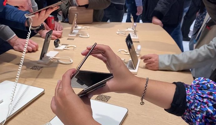 Carregador com tela tripla Huawei Mate XT Ultimate Design