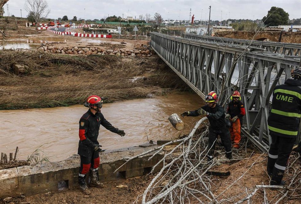 Efectivos de emergencias durante la crecida del río Turia en Riba-roja de Turia, a 4 de marzo de 2025