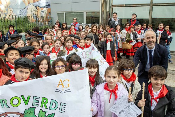La presidenta de Cantabria, María José Sáenz de Buruaga, recibe a los niños del Colegio Castroverde que han acudido al Gobierno a cantar las marzas