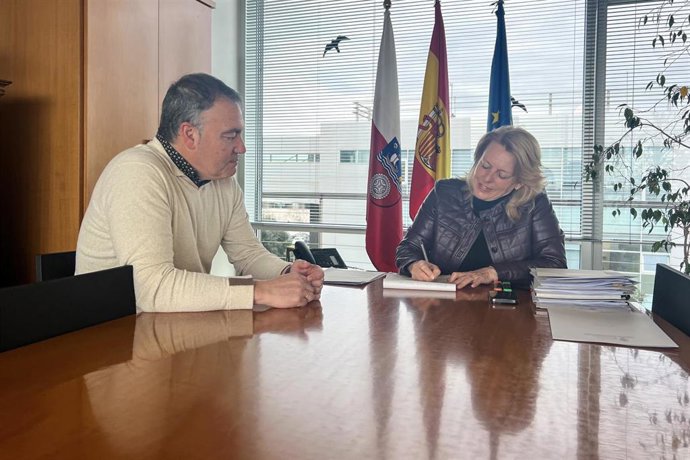 El alcalde de Ruesga, Jesús Ramón Ochoa, y la consejera de Desarrollo Rural, María Jesús Susinos