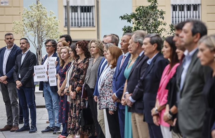 Archivo - Imagen de archivo de una concentración y minuto de silencio ante el Palau de la Generalitat para condenar asesinatos por violencia machista