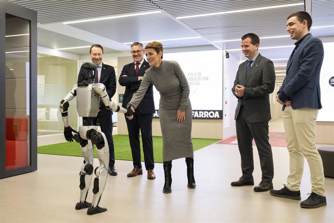 El robot del Polo Iris da la bienvenida al centro a la presidenta Chivite.
