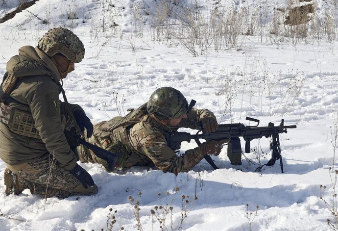 27 de fevereiro de 2025, região de Kharkiv, Ucrânia: Um soldado de infantaria da 13ª Brigada Operacional Khartiia da Guarda Nacional da Ucrânia usa uma metralhadora leve FN Minimi em um campo de tiro na região de Kharkiv, Ucrânia, em 27 de fevereiro de 20