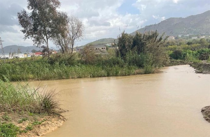 El elevado volumen de lluvia registrado en la zona de los pantanos ha provocado el arrastre de lodo y barro hacia las captaciones del municipio de Álora.
