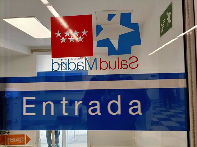 Archivo - Entrada a un centro de salud en Madrid