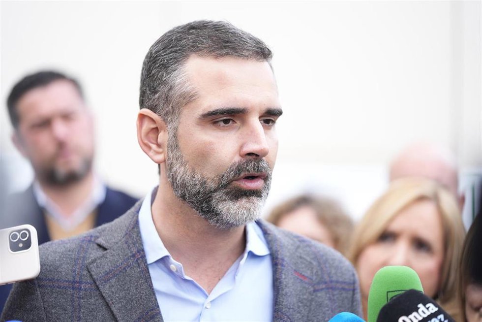 El consejero de Agricultura, Pesca, Agua y Desarrollo Rural, Ramón Fernández-Pacheco, a tiende a la prensa en Jerez.