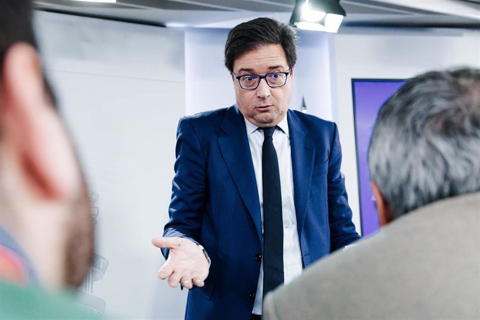 El ministro de Transformación Digital y Función Pública, Óscar López, durante una rueda de prensa posterior a la reunión del Consejo de Ministros, en el Palacio de la Moncloa, a 25 de febrero de 2025, en Madrid (España). 