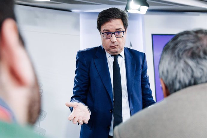 El ministro de Transformación Digital y Función Pública, Óscar López, durante una rueda de prensa posterior a la reunión del Consejo de Ministros, en el Palacio de la Moncloa, a 25 de febrero de 2025, en Madrid (España). 