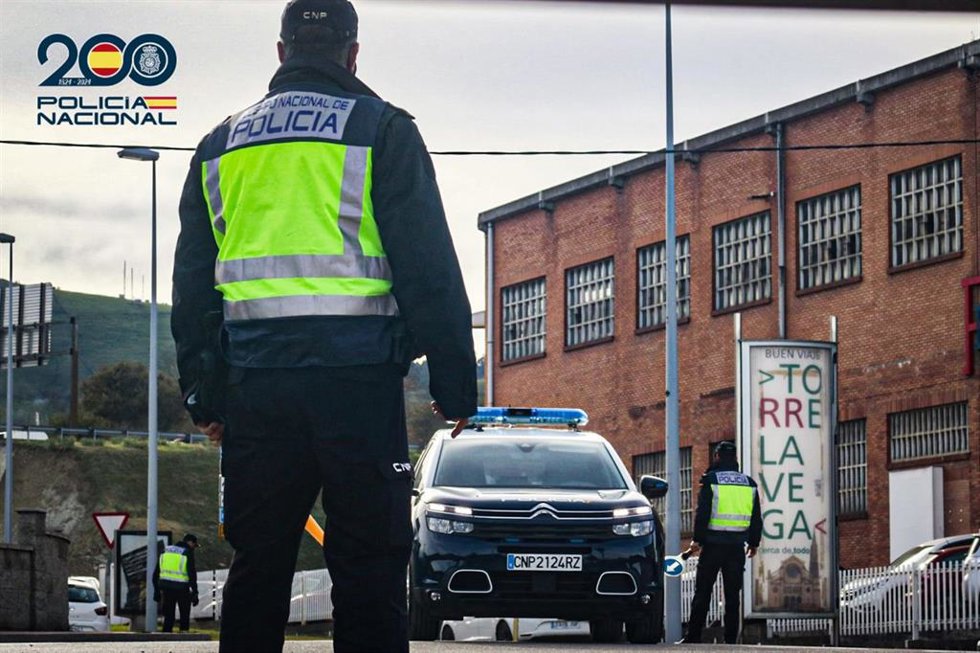 Archivo - Policía Nacional en Torrelavega