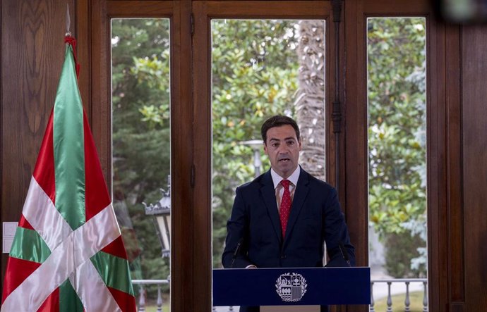 Archivo - El lehendakari, Imanol Pradales, comparece ante los medios de comunicación tras el Consejo de Gobierno, en el Palacio de Ajuria Enea, a 30 de julio de 2024, en Vitoria-Gasteiz, Álava,