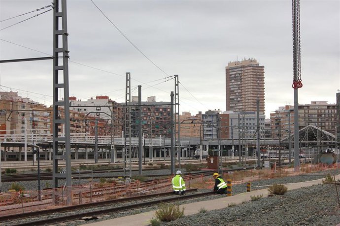 Archivo - Operarios en la estación de tren de Alicante.