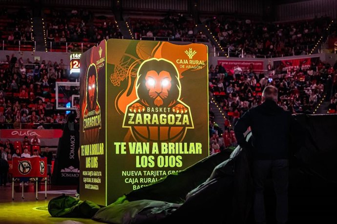 Cada vez que se realiza un pago con esta tarjeta, los ojos del león se iluminan.