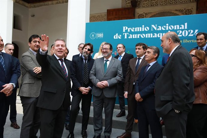 El presidente de Castilla-La Mancha, Emiliano García-Page (i), a su llegada al fallo del Premio Nacional de Tauromaquia 2024, a 11 de febrero de 2025, en Toledo, Castilla-La Mancha (España). El fallo del Premio Nacional de Tauromaquia 2024 convocado por e
